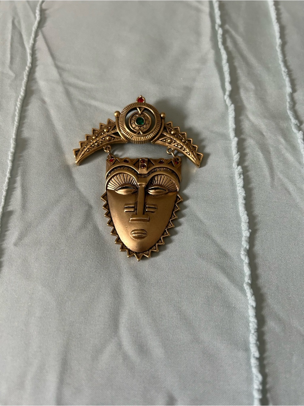 Gold-Tone Tribal Mask Pendant broche - Women Accessories